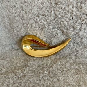 Courreges Sleek Gold Brooch with Modern Leaf Design